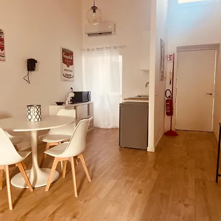 Apartment La Casa Di Clara - Centro Storico - Vicino Metro & Duomo - Ideale Per Coppie Naples